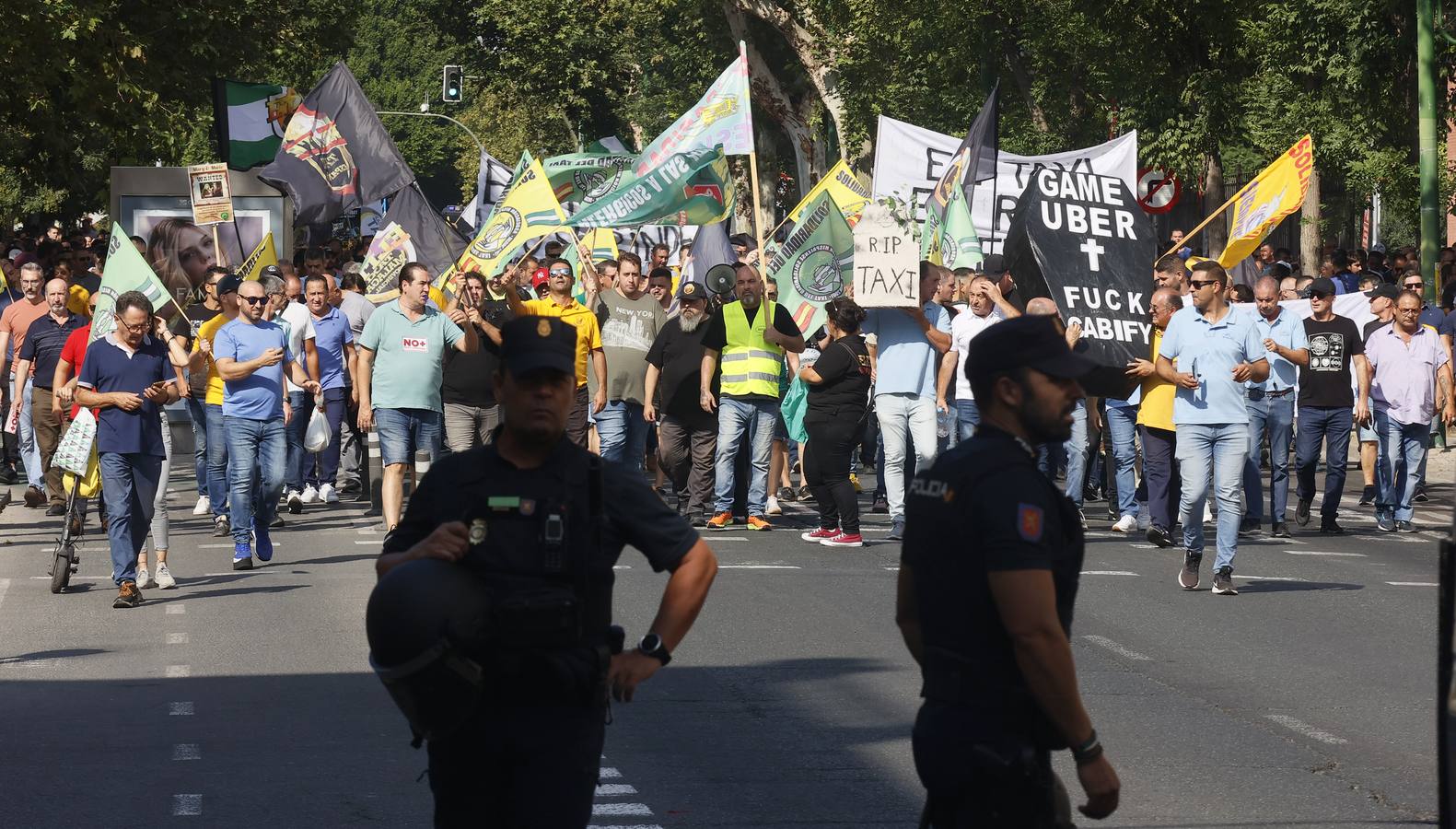 Protesta de los taxistas contra la regulación de la Junta a los VTC en Sevilla