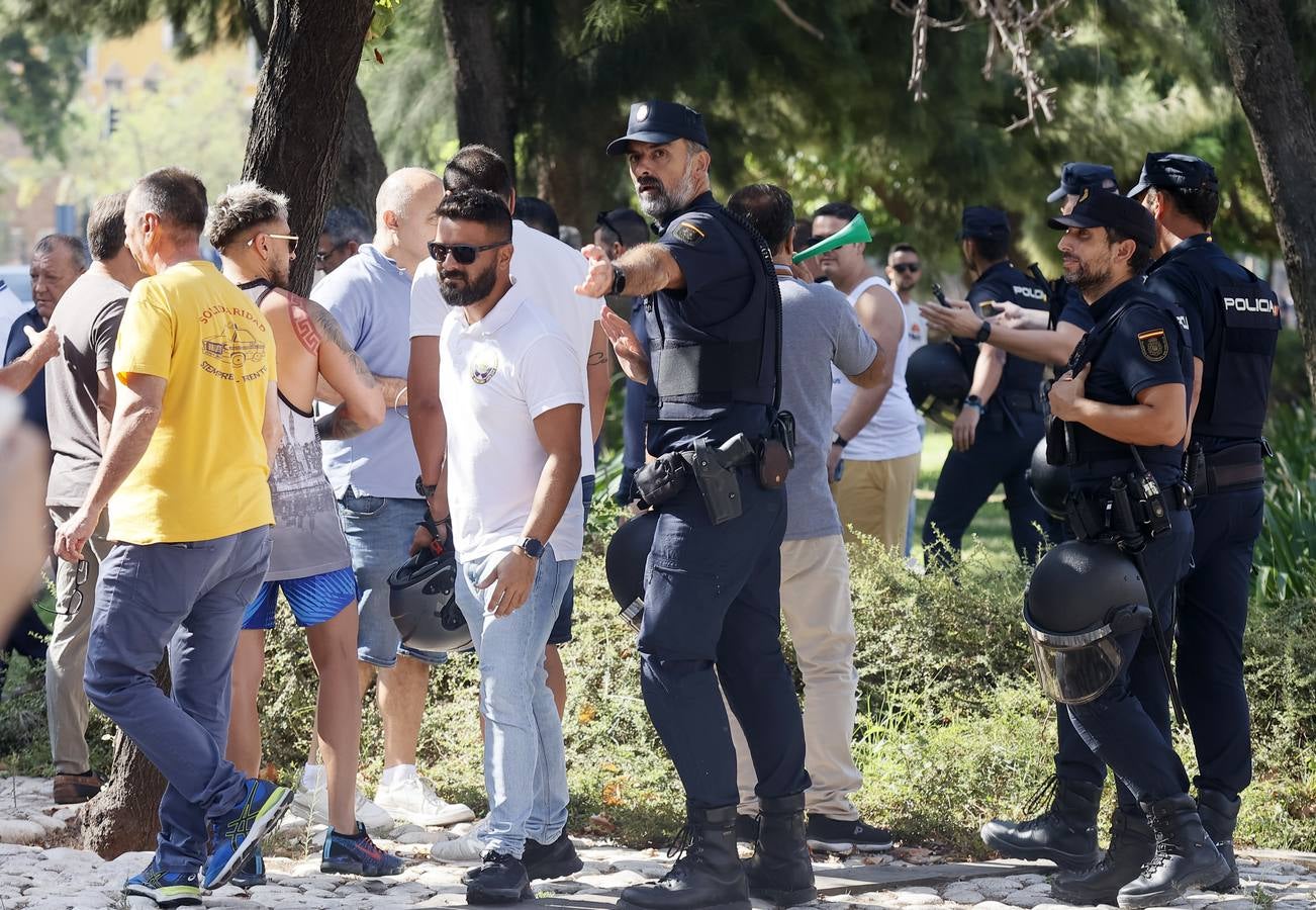 Protesta de los taxistas contra la regulación de la Junta a los VTC en Sevilla