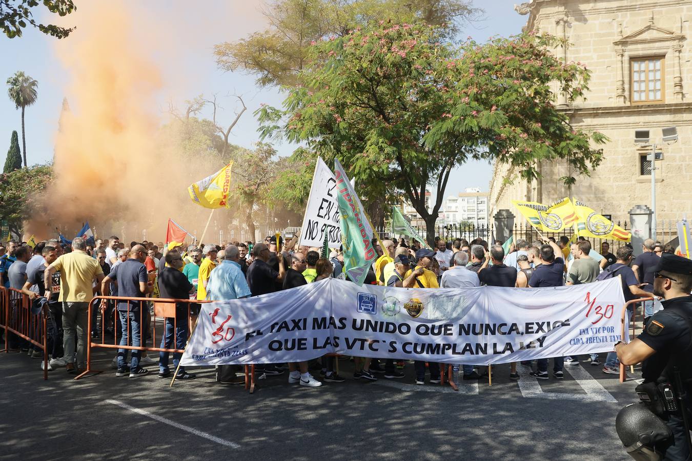 Protesta de los taxistas contra la regulación de la Junta a los VTC en Sevilla