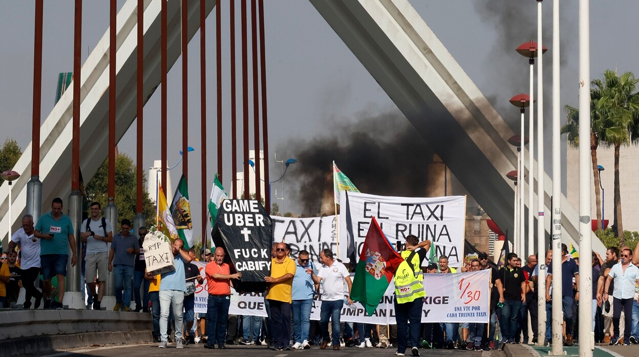Tres kilómetros de incertidumbre: una carrera con los taxistas en Sevilla