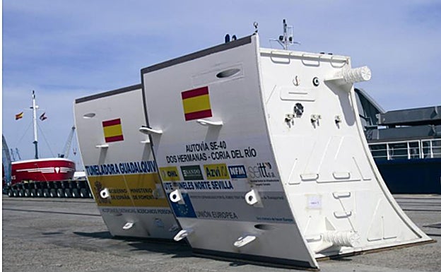 Dovelas de la tuneladora del tramo subterráneo Dos Hermanas-Coria a su llegada al puerto