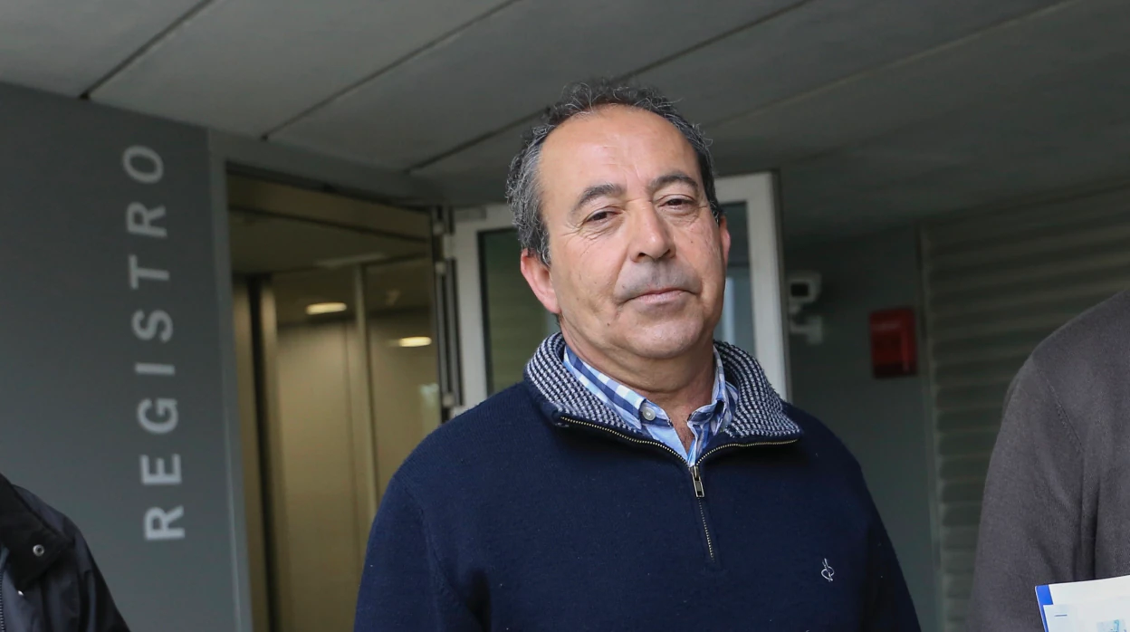 Investigan al presidente del taxi del aeropuerto por la quema de coches de Cabify en Castilblanco