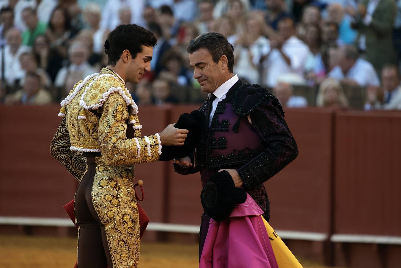Tomás Rufo saluda a José Antonio carretero, que se cortó la coleta