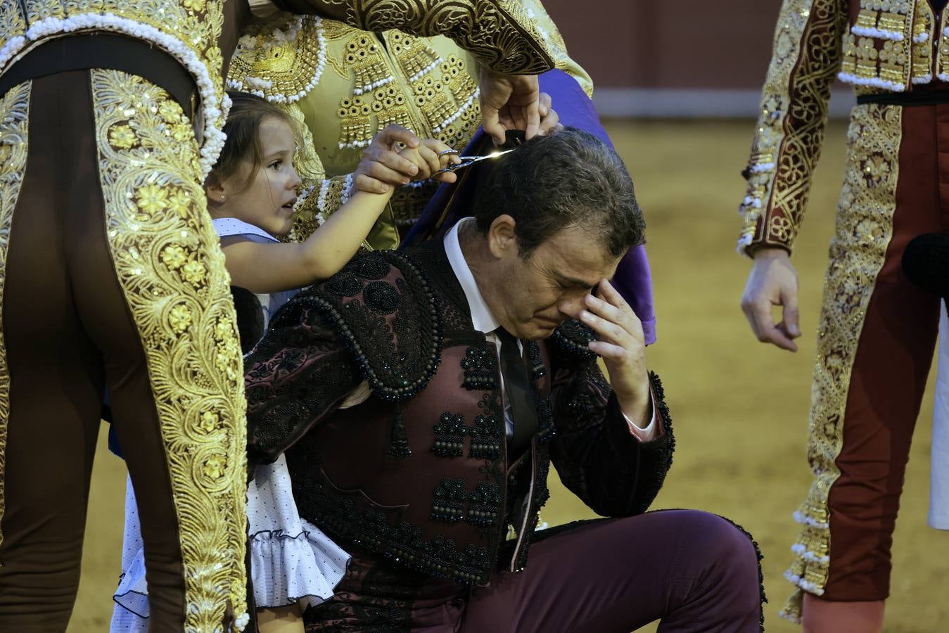 Morante le corta la coleta a José Antonio Carretero en presencia de su hija 