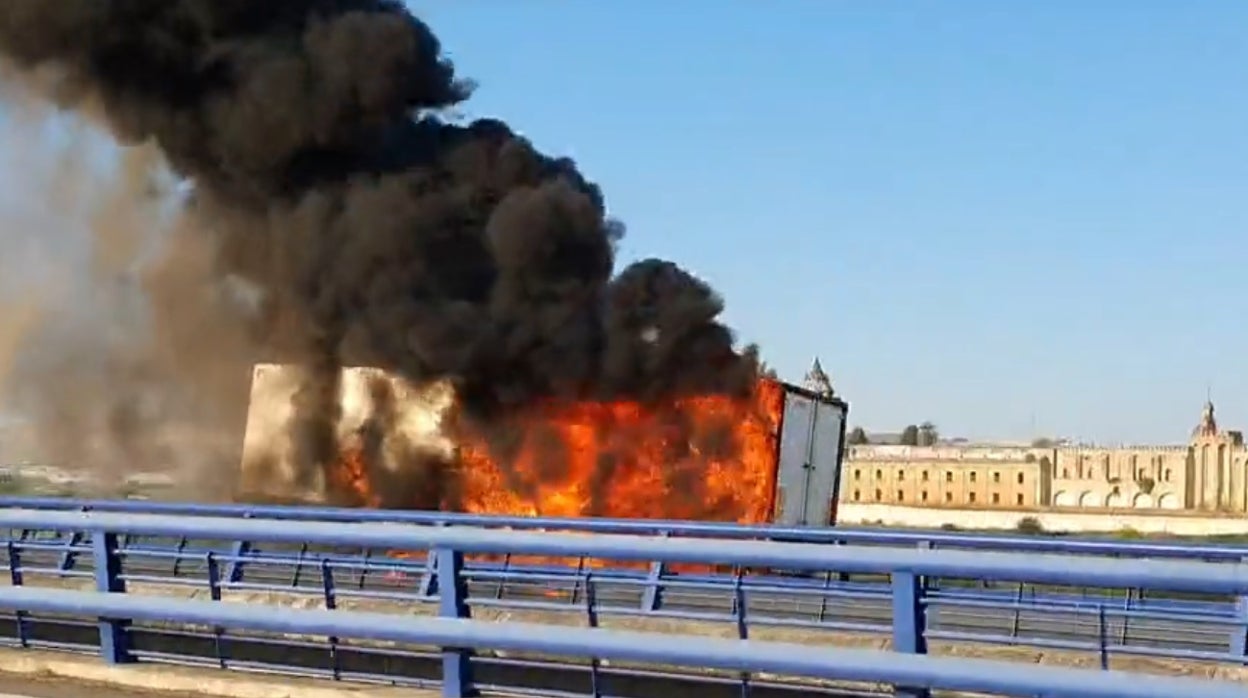 El incendio de un camión obliga a cerrar un carril de la A-66 a la altura de Santiponce