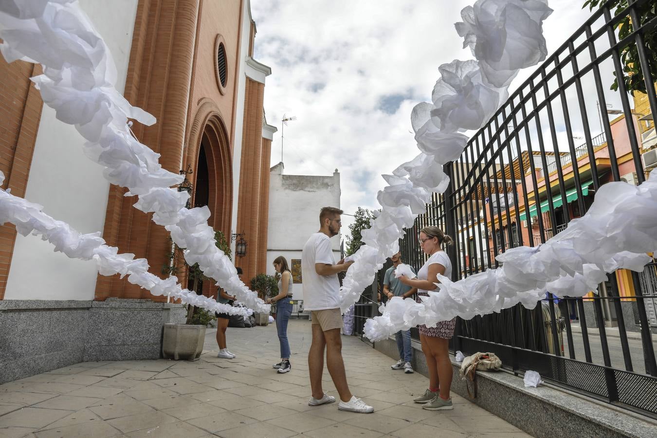 El barrio sevillano del Cerro del Águila se prepara para la salida extraordinaria de la Virgen de los Dolores