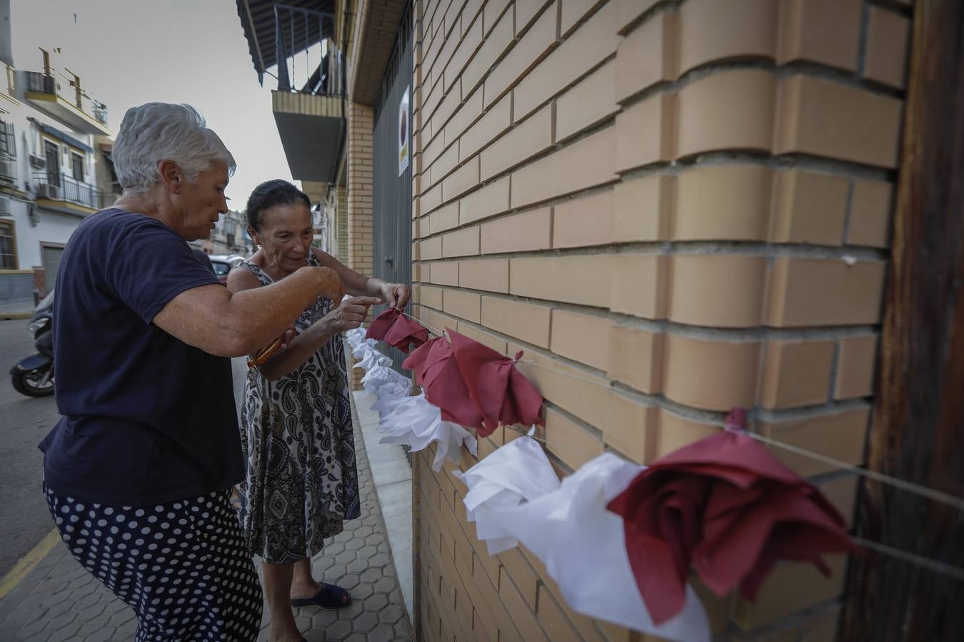 El barrio sevillano del Cerro del Águila se prepara para la salida extraordinaria de la Virgen de los Dolores