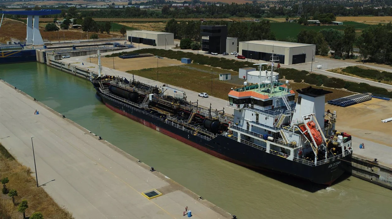 El Puerto de Sevilla invierte 1,2 millones en el mantenimiento de las compuertas de la esclusa