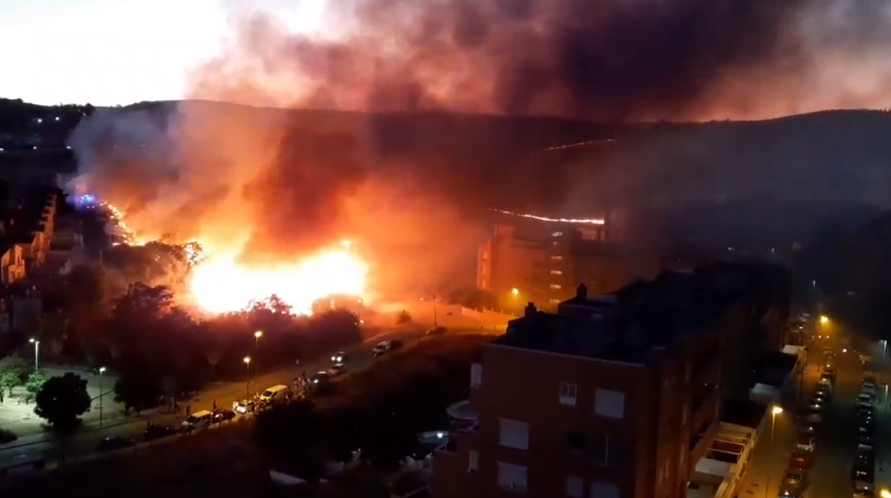 Un incendio «provocado por un pirómano» obliga al desalojo de varias viviendas okupadas en Camas