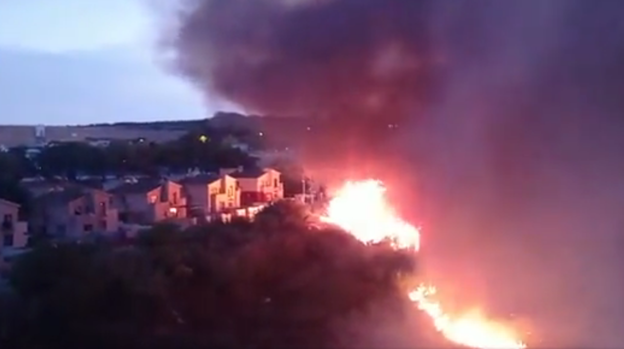 Los vecinos de Camas desalojados por el triple incendio del pirómano han pasado la noche fuera de sus hogares