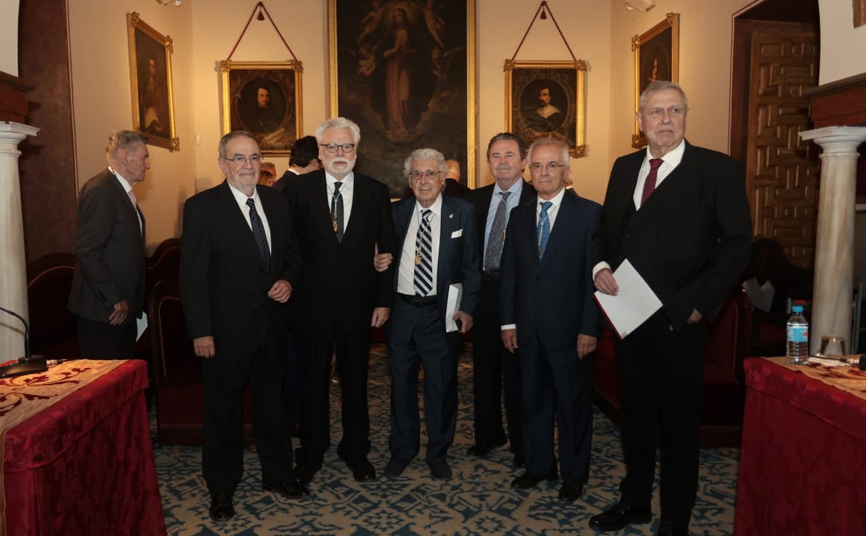 Rafael Manzano rodeado de las personas que han participado en su homenaje en Santa Isabel de Hungría