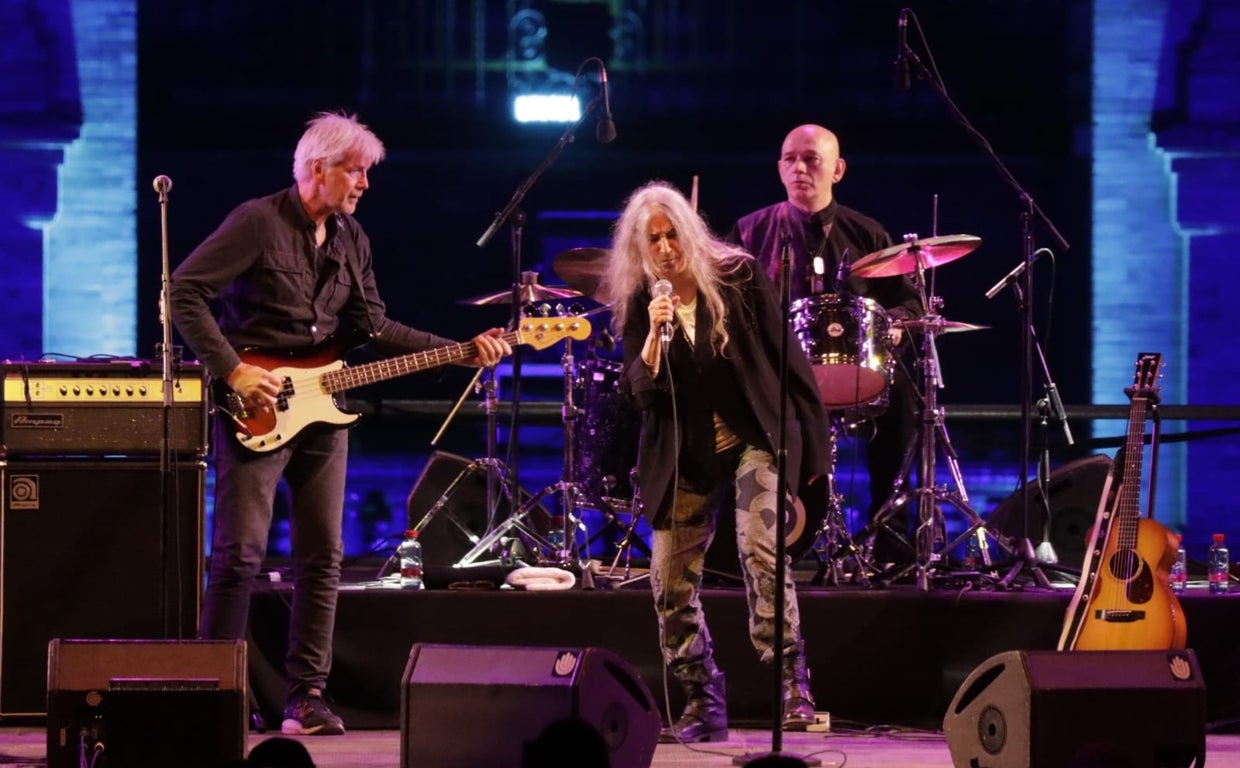 Patty Smith actuó anoche en la Plaza de España ante 3.000 personas