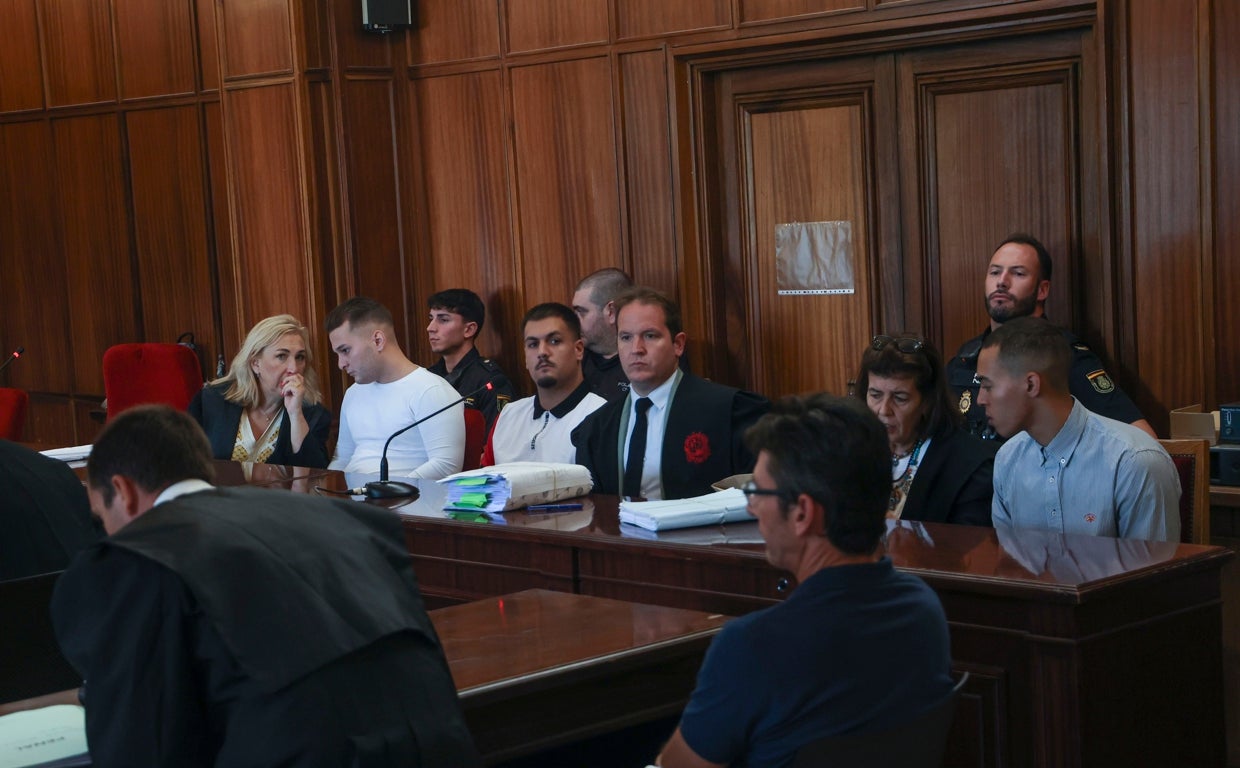 Alhasan, el primero por la derecha, ha sido el único acusado condenado por asesinato