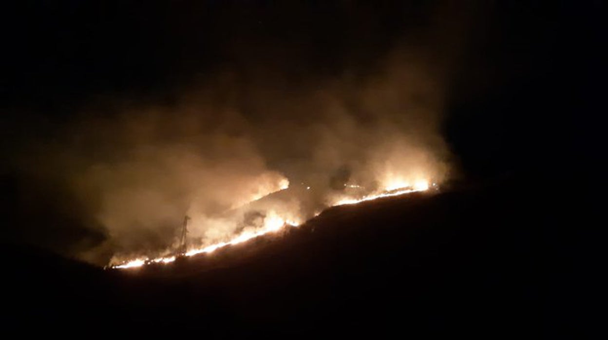 Un amplio dispositivo de bomberos trabaja en un incendio declarado en la sierra de Cazalla