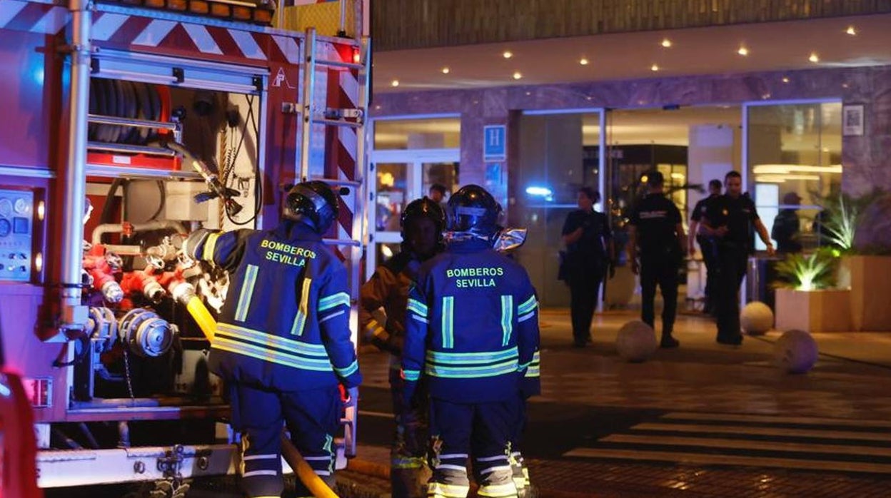 En imágenes, efectivos de  Policía y Bomberos actúan en el incendio del hotel Los Lebreros