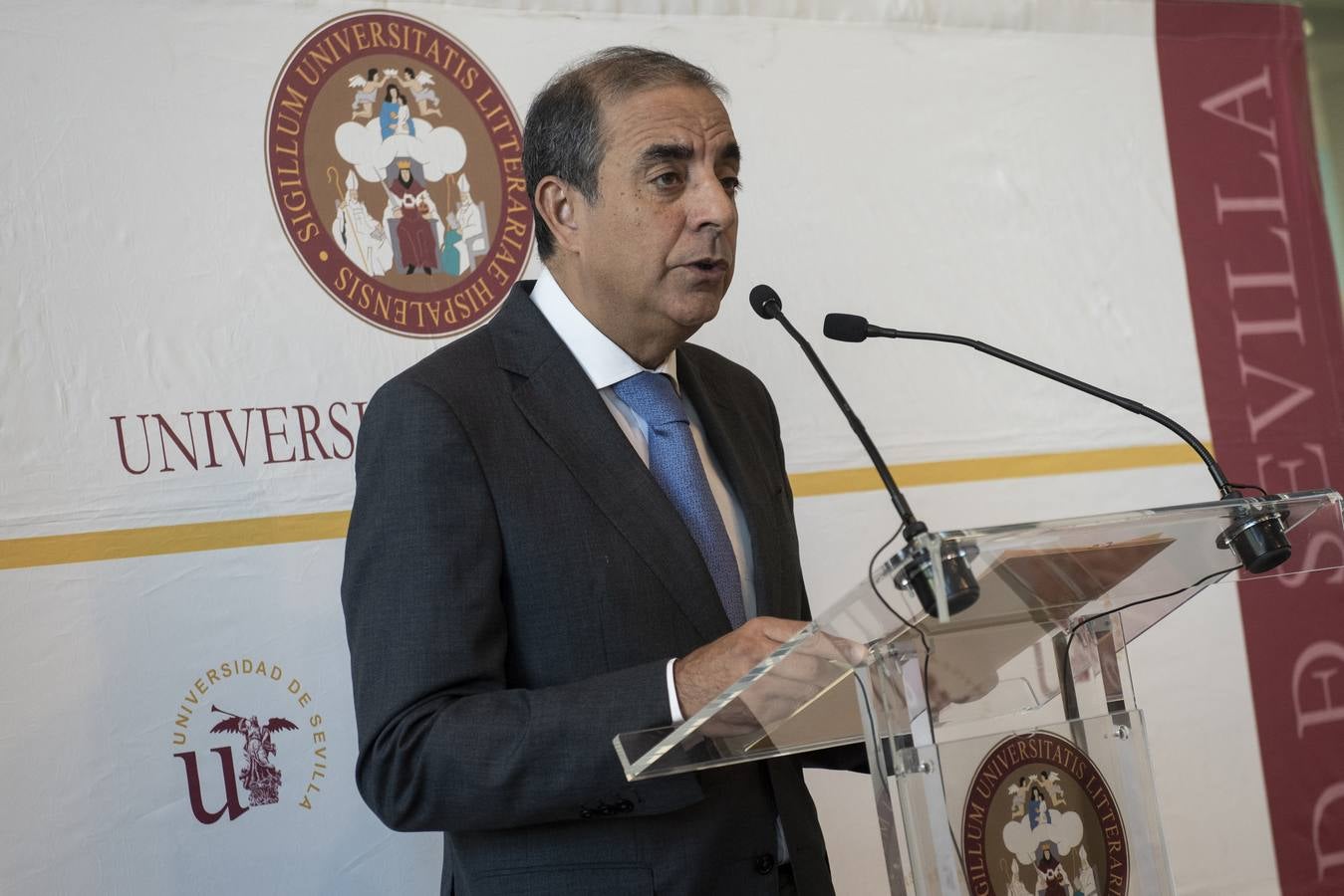 Visitantes y expositores de la muestra 'Nebrija en la Biblioteca de la Universidad de Sevilla'