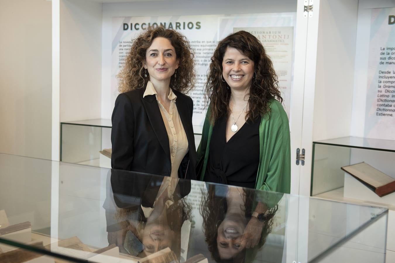 Visitantes y expositores de la muestra 'Nebrija en la Biblioteca de la Universidad de Sevilla'