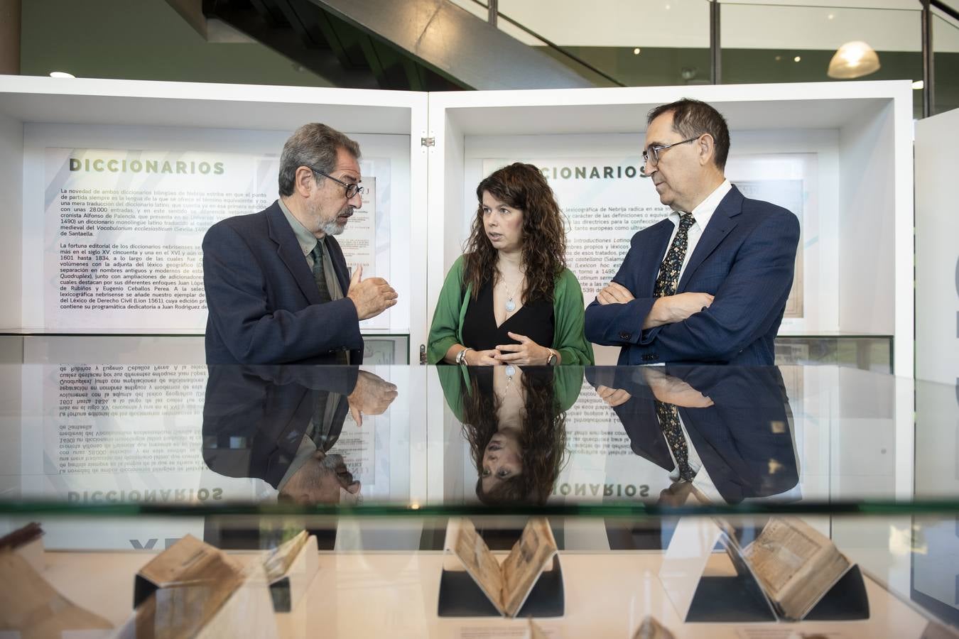 Visitantes y expositores de la muestra 'Nebrija en la Biblioteca de la Universidad de Sevilla'