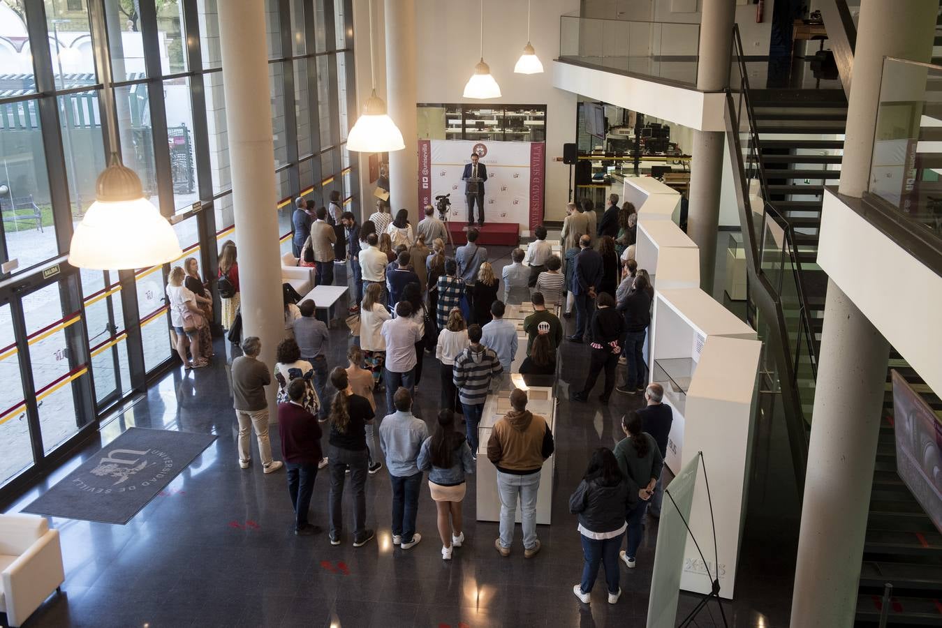 Visitantes y expositores de la muestra 'Nebrija en la Biblioteca de la Universidad de Sevilla'