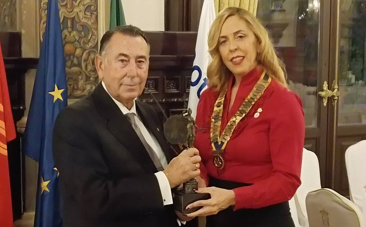 Antonio Gallego Jurado recibe el premio de manos de Carmen Fernández
