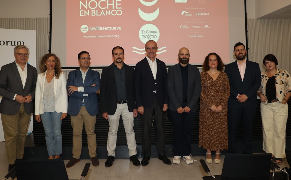 El alcalde, Antonio Muñoz, y el resto de organizadores e instituciones participanes en la Noche en Blanco 2022