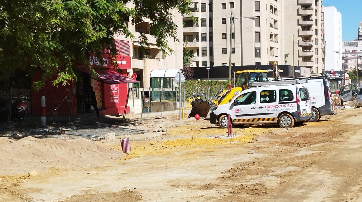 Las obras del tranvía en Nervión dejan atrapados los coches de los vecinos