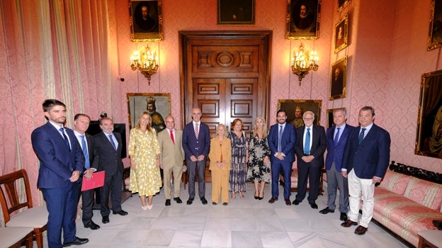 Foto de familia con la galardonada, el alcalde de Sevilla, y el presidente de la Fundación, entre otros