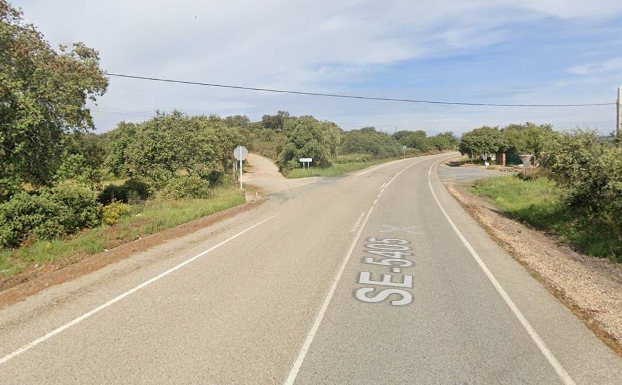 El accidente se produjo en una vía pecuaria próxima a la carretera SE-5405