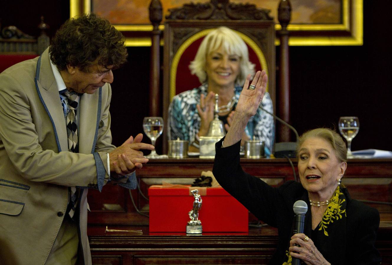 En el Ayuntamiento de Cádiz en un homenaje a María Dolores Pradera