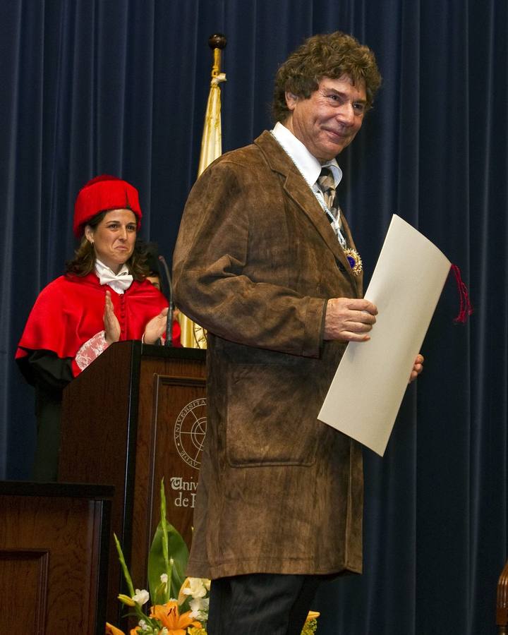 El periodista recibió la Medalla de la Universidad de Huelva