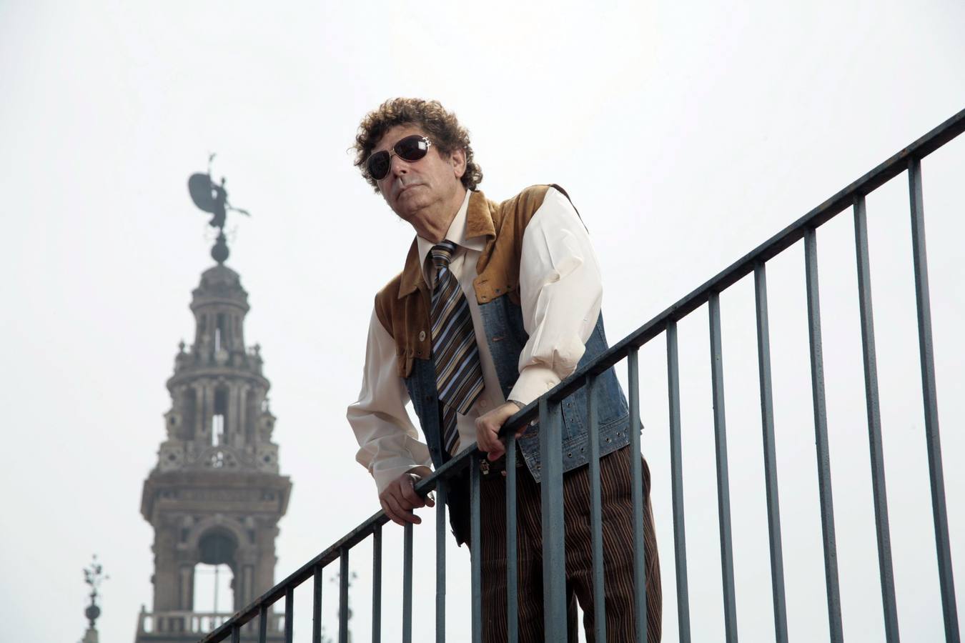 El periodista posa para una entrevista con la Giralda al fondo