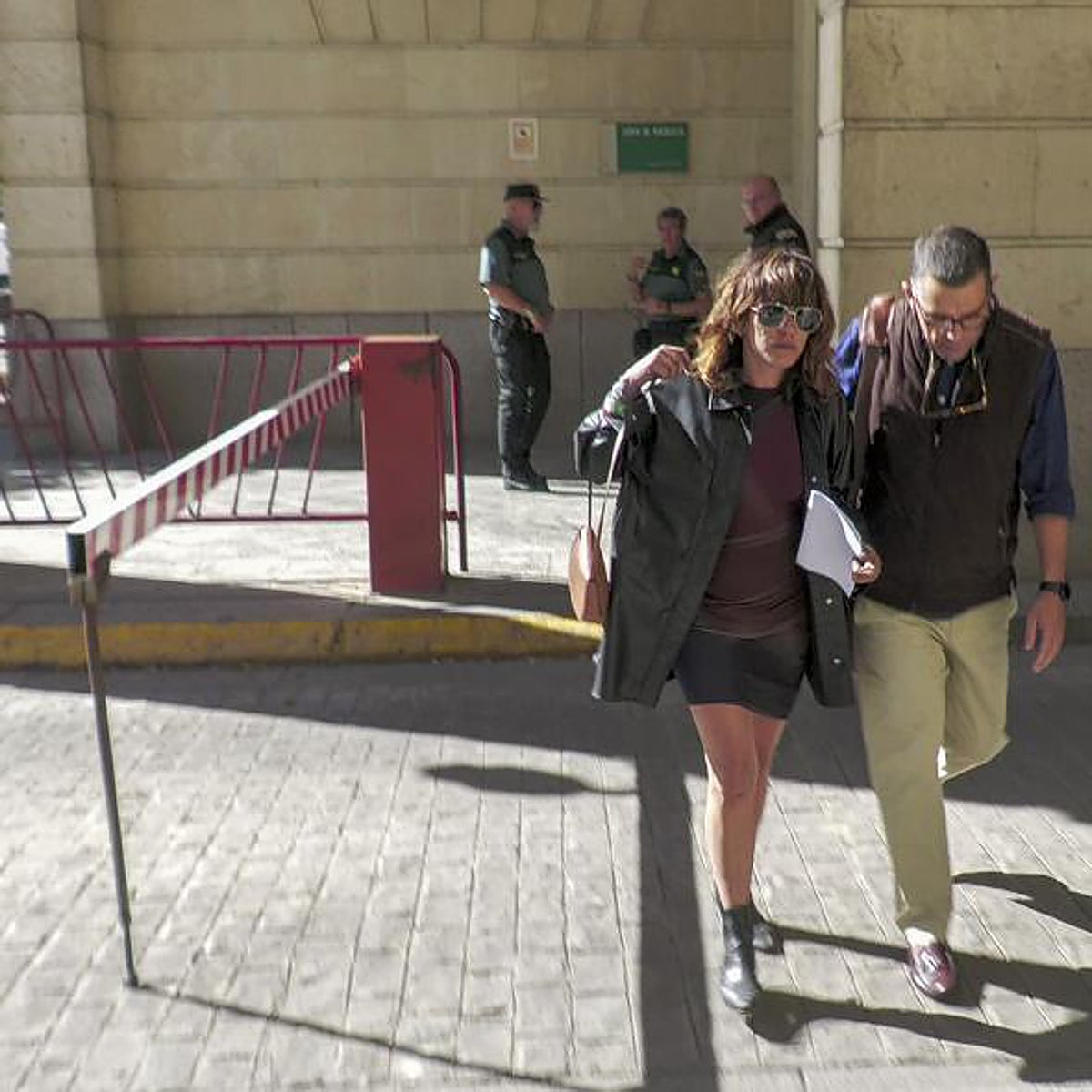 María León a uno de los policías: «Tonto, ¿tú qué eres, el sheriff?»