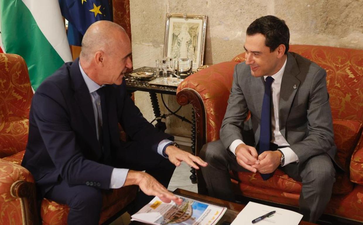 Juanma Moreno vuelve a la Plaza Nueva con el metro de Sevilla como asunto pendiente