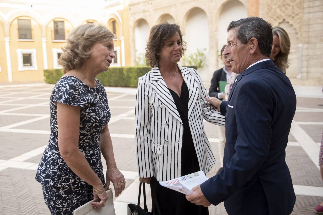 La consejera de Salud y Consumo, Catalina García, y el presidente de la Fundación, Manuel Movilla, saludan a los premiados al llegar al Alcázar