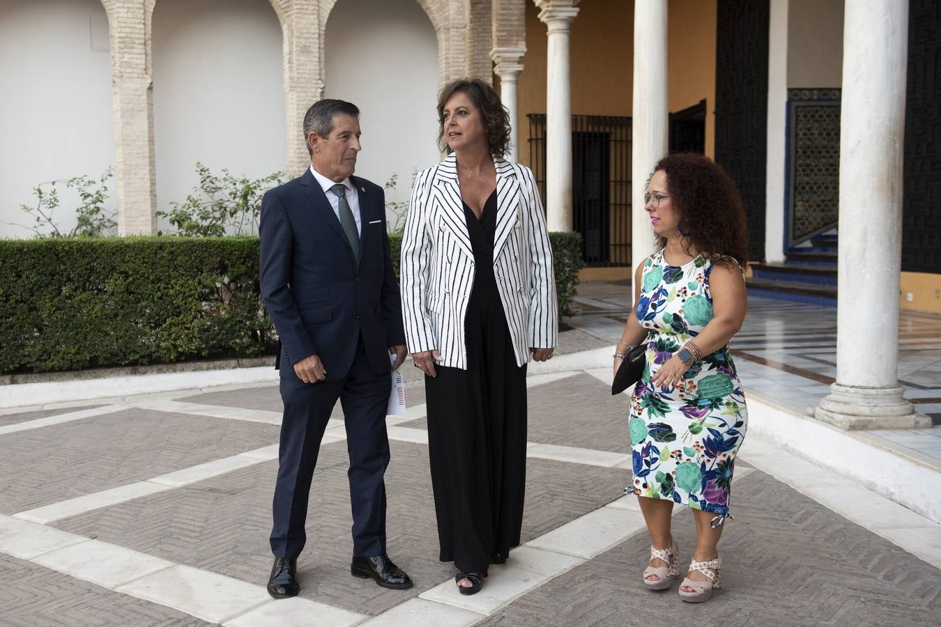 La consejera de Salud y Consumo, Catalina García, y el presidente de la Fundación, Manuel Movilla, saludan a los premiados al llegar al Alcázar