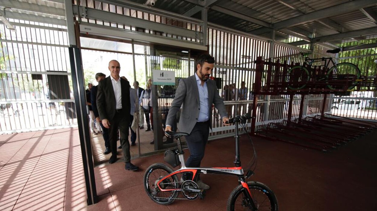 La Cartuja alberga el primer aparcamiento para bicis y patinetes con inteligencia artificial