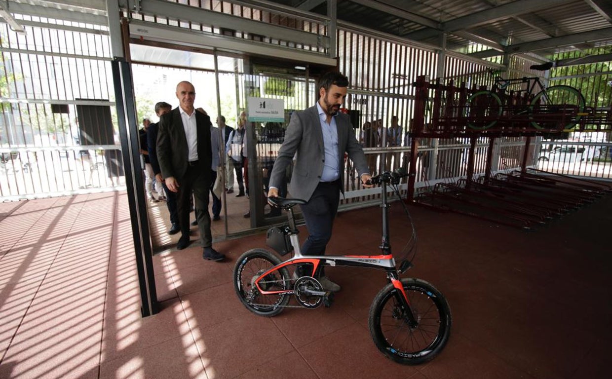 El nuevo aparcamiento de bicis y patinetes con inteligencia artificial en la Cartuja