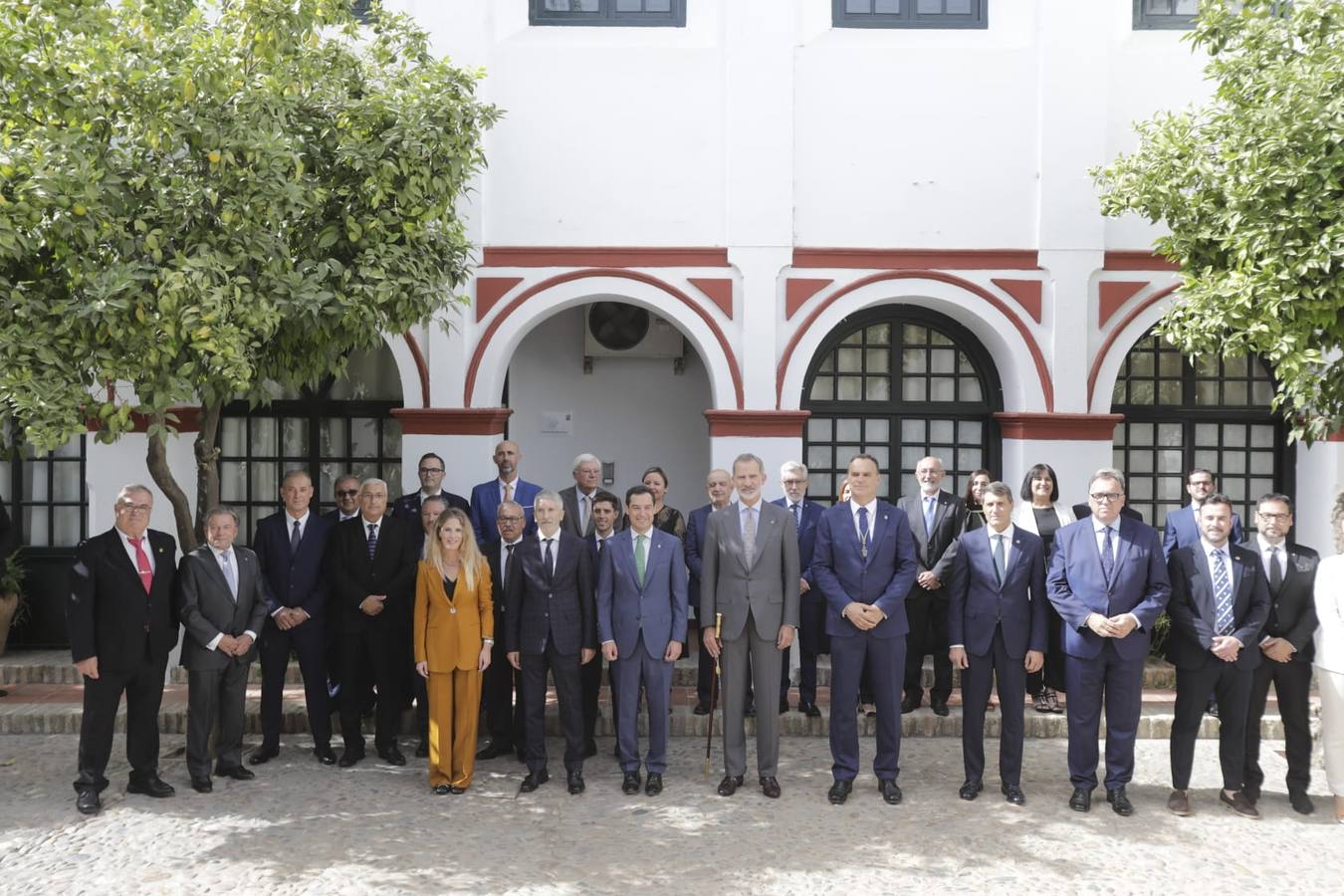 El Rey saluda a las numerosas personas que lo esperaban en Lebrija