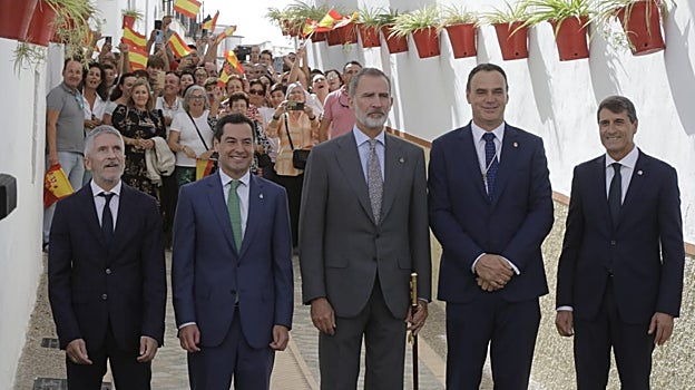 Grande Marlaska, Juanma Moreno, el Rey Felipe VI, José Barroso y Pedro Fernández en el Callejón de las monjas de Lebrija