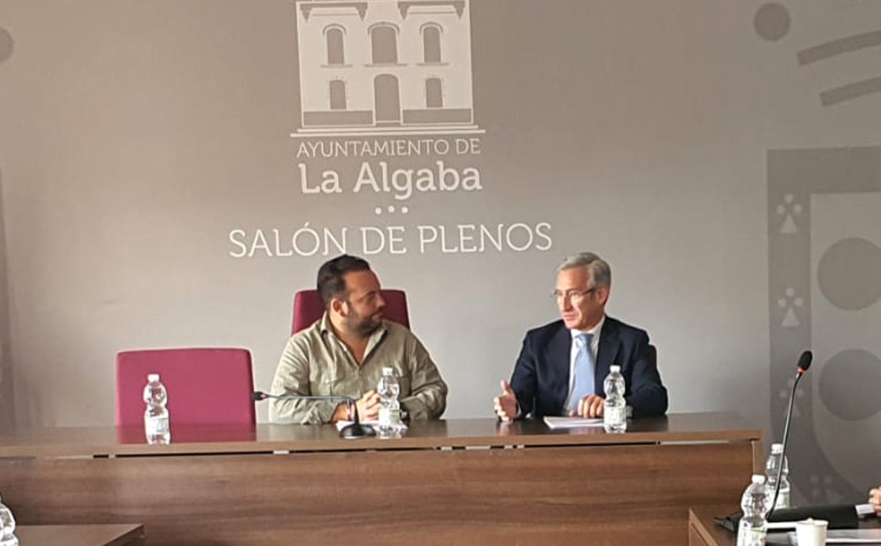 El alcalde de La Algaba (izquierda) y el delegado de Desarrollo Educativo y Formación Profesional en Sevilla