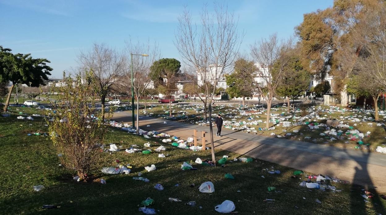 La Fiscalía archiva la denuncia vecinal por los botellones de hinchas en el Parque Guadaíra