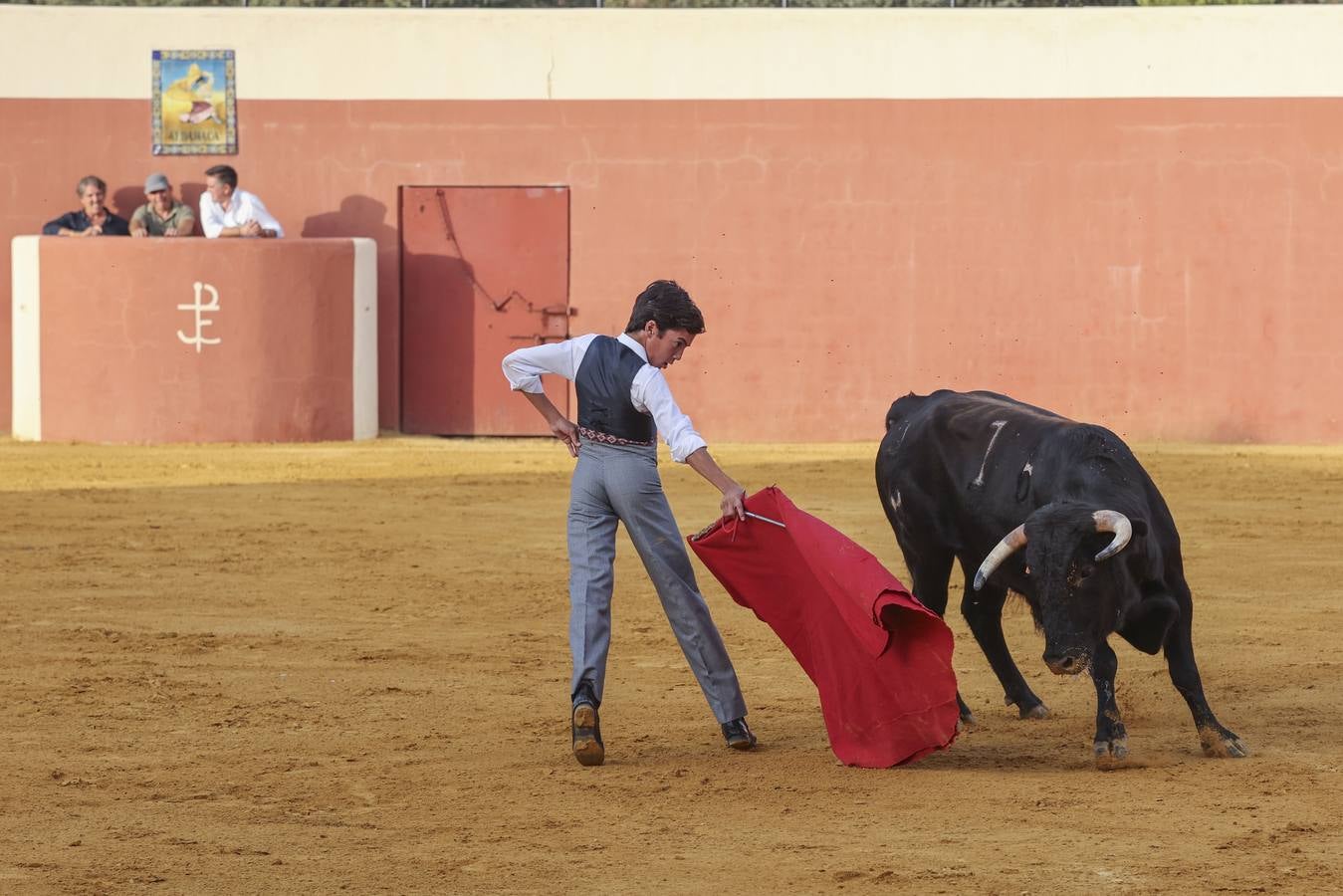 El novillero Marco Pérez, en la finca de Juan Antonio Ruiz 'Espartaco'