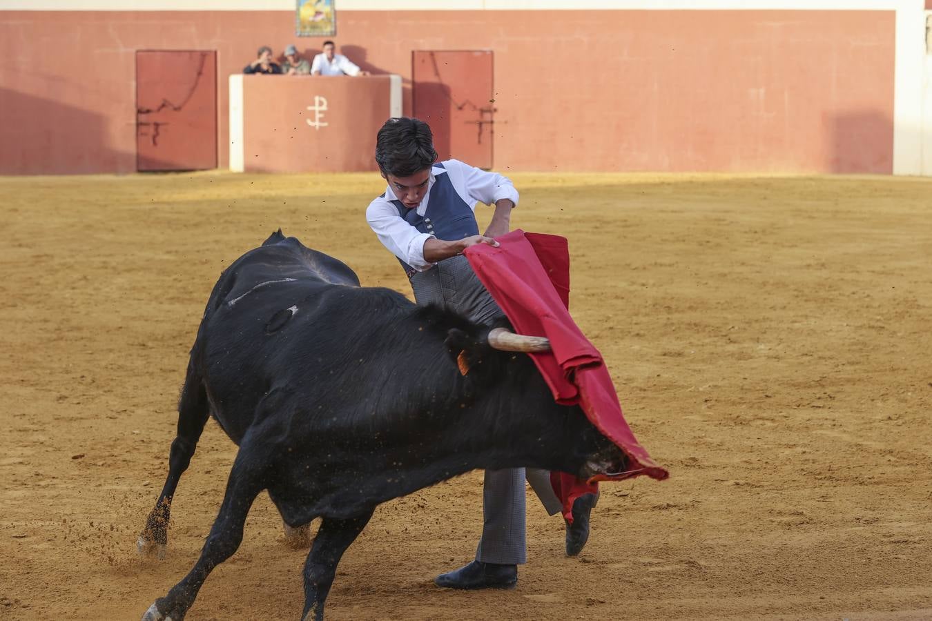 El novillero Marco Pérez, en la finca de Juan Antonio Ruiz 'Espartaco'