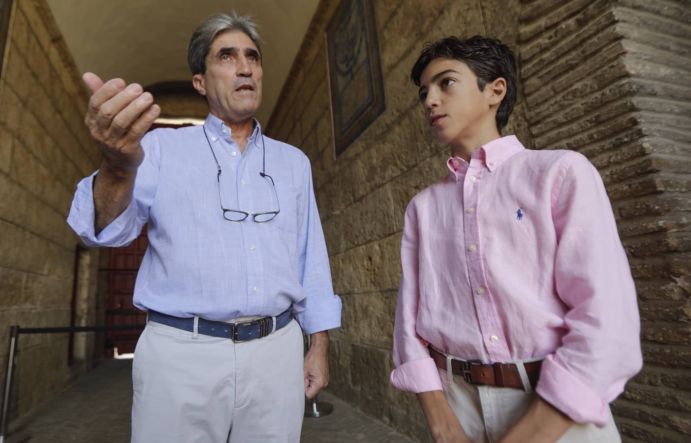 El novillero Marco Pérez, con el matador Emilio Muñoz en la Maestranza