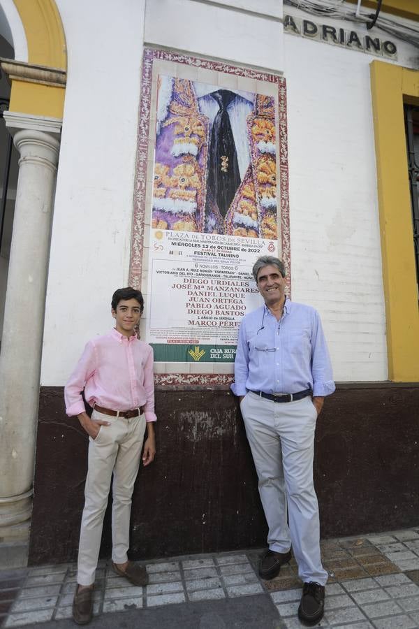 El novillero Marco Pérez, con el matador Emilio Muñoz en la Maestranza