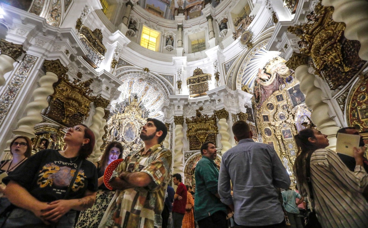 Un grupo de personas admirando el interior de San Luis de los Franceses