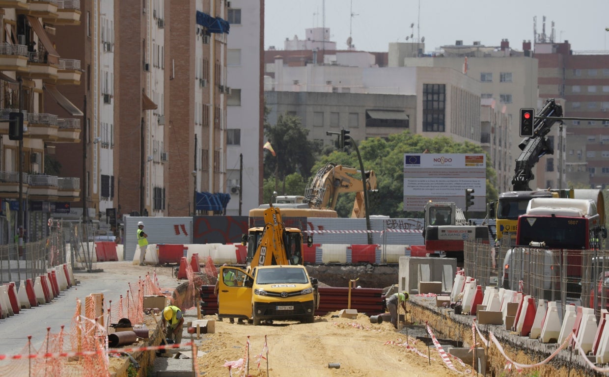El alcalde pide más fondos europeos para unir Santa Justa con el Duque a través del 'tranvibús'