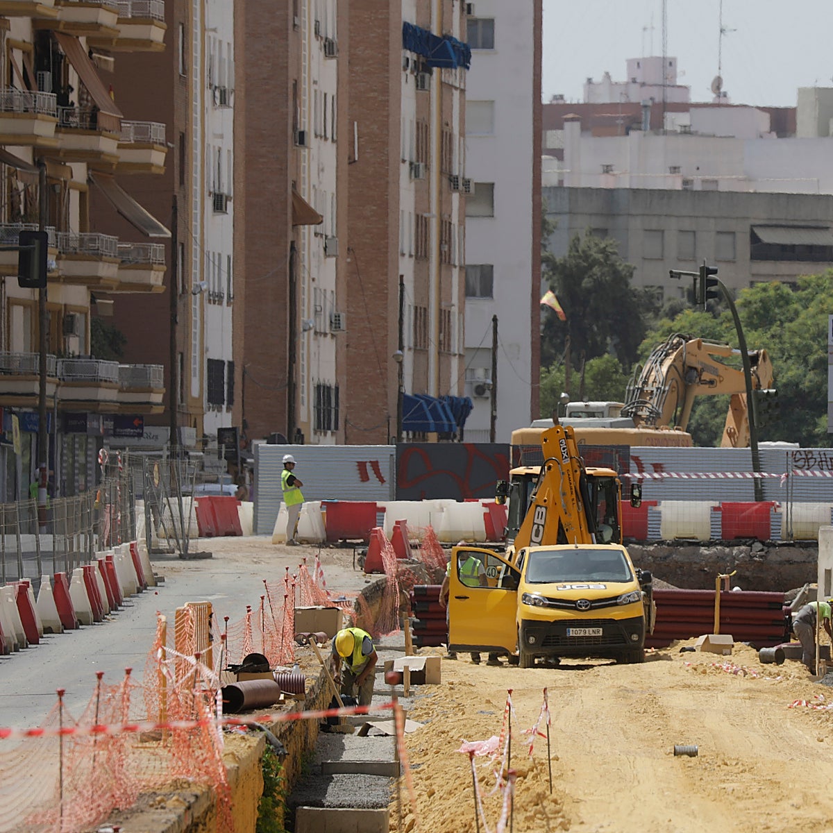 El alcalde pide más fondos europeos para unir Santa Justa con el Duque a través del 'tranvibús'