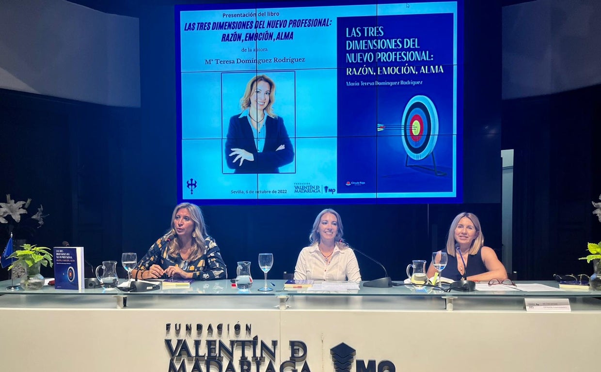Teresa Domínguez, flanqueda por María José Andrade y Patricia Tudó en la Fundación Valentín de Madariaga