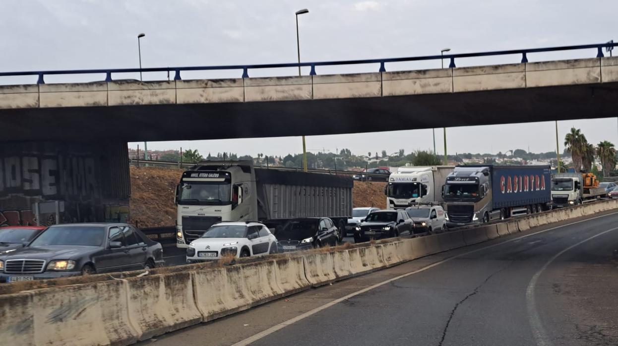 Un accidente de tráfico colapsa las entradas a Sevilla con retenciones kilométricas